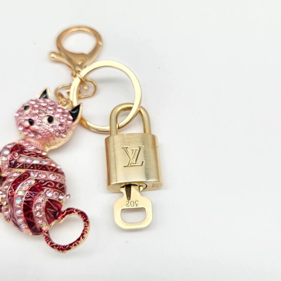Authentic Louis Vuitton Lock & Key with Unbranded Cat Charm, Keychain 121525 - Picture 6 of 9
